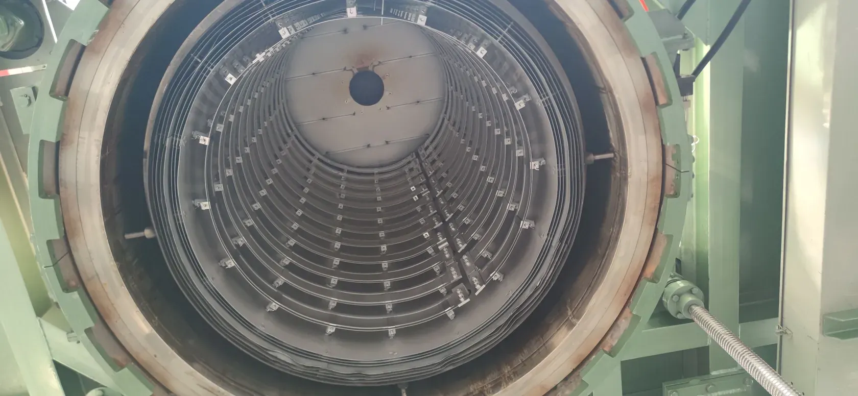 Open circular chamber of a VTSL bottom-loading vacuum sintering furnace