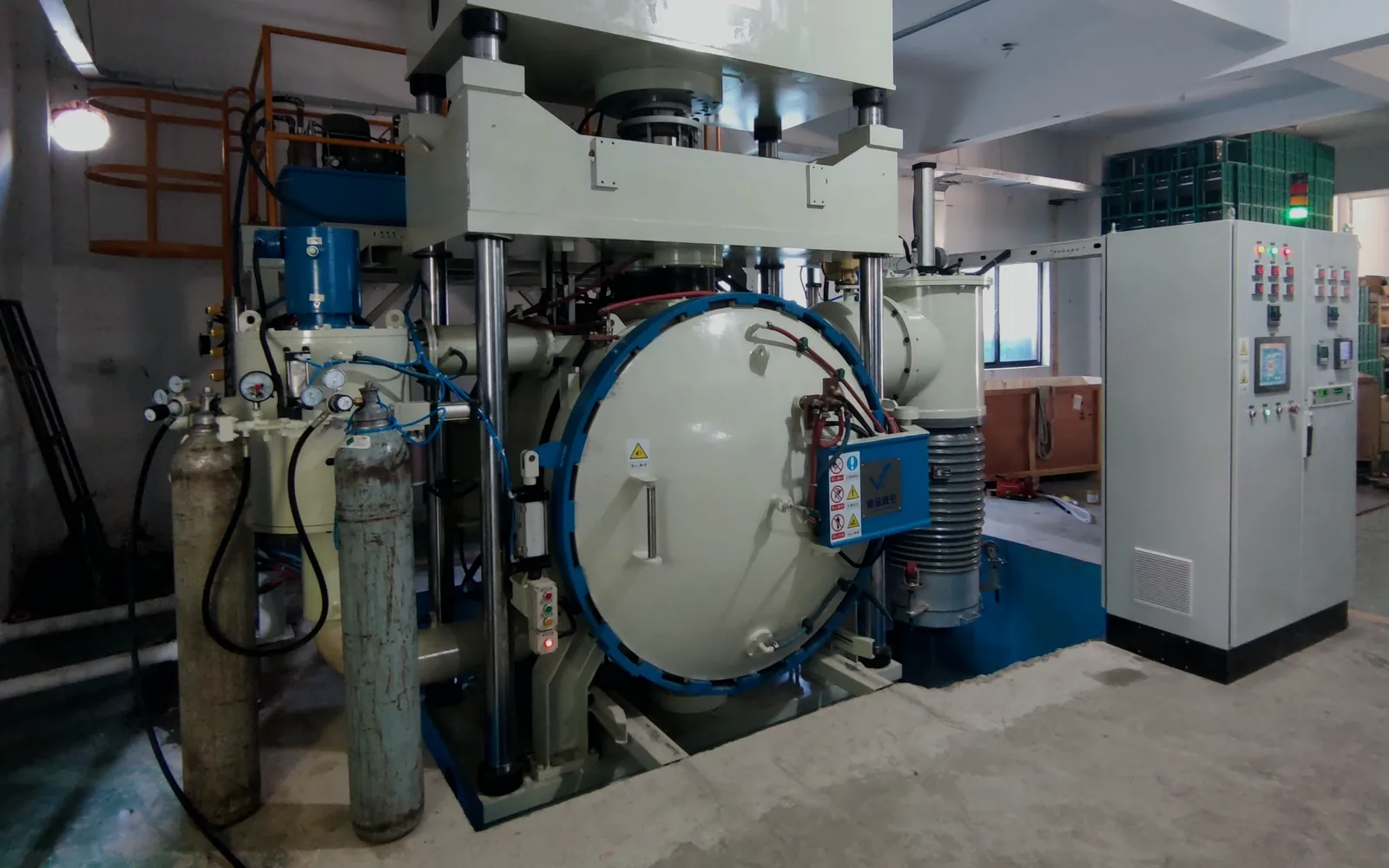 VTM vacuum diffusion bonding and brazing furnace with hydraulic press and control cabinet